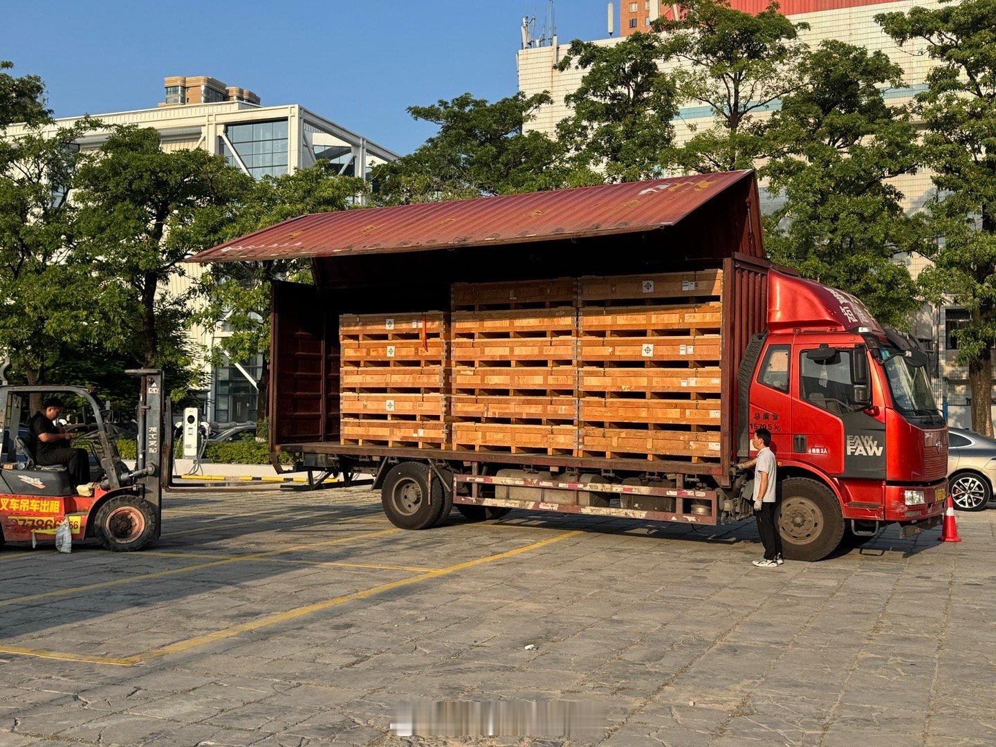 厦门的车友又幸福啦！岛内核心地段体育中心有一座第四代换电站即将上线！刚才过来电池