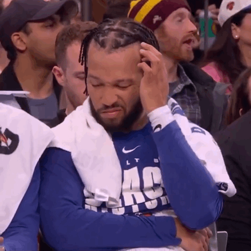 头痒痒？不忍直视？唐斯被帽，布伦森皱着眉头挠着痒，反应好强烈。
尼克斯败给活塞。