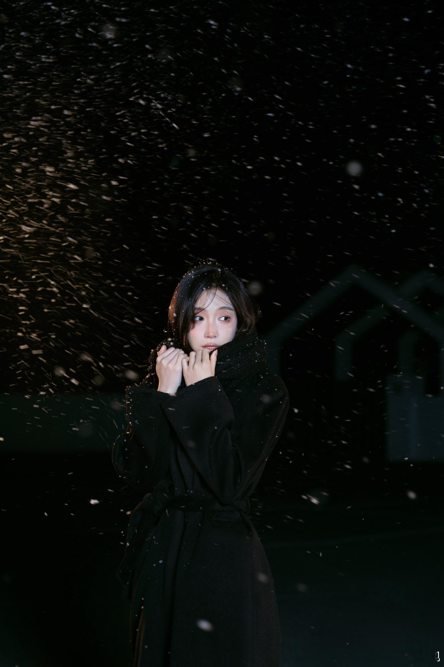 低眸浅笑，描绘夜色动人篇章；雪花纷飞，书写冬日浪漫心事。欢娱影视演员立冬氛围写真