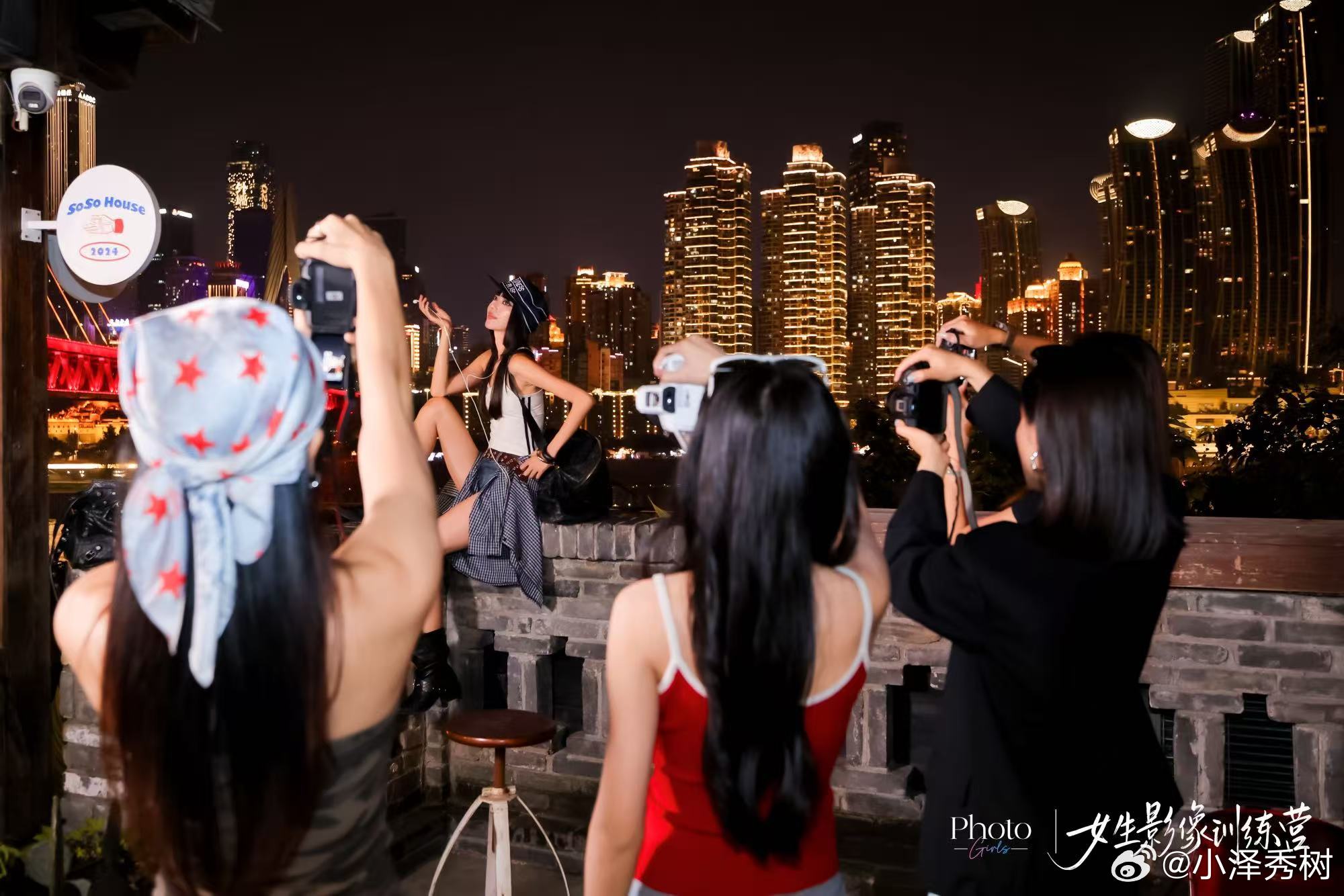 随着天气越来越热，盛夏的气息扑面而来。夏日的夜晚夜市错落、霓虹流转，充满了夏日独