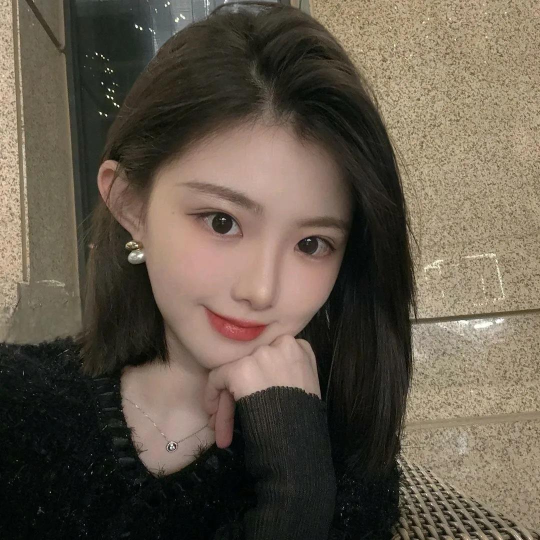 甜美少女，粉色唇妆，珍珠耳环，优雅气质