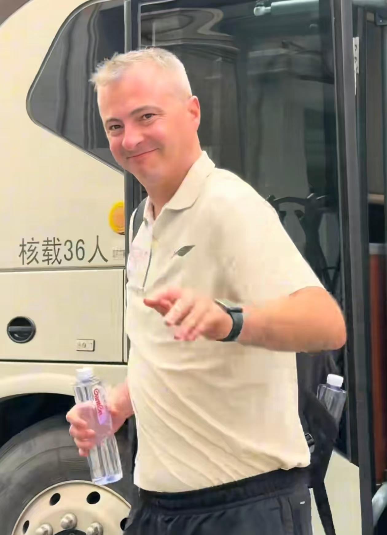 广东新帅抵莞开始带队，杨溢、黄明依均卷入交易，离队人数将达五人
广东队新任主教练