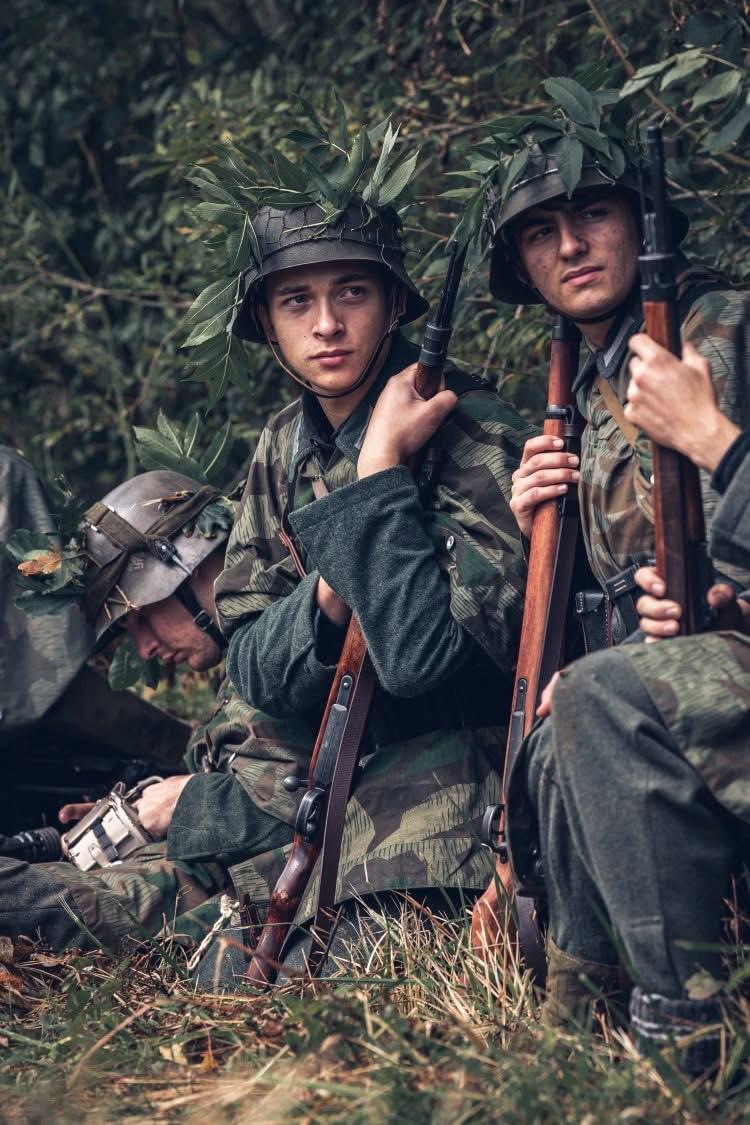 这组军迷相当专业啊！目测是1944年以后的纳粹德军，迷彩服、K98、MG42、半