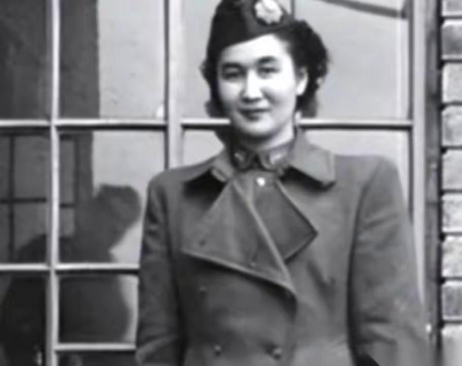 她叫王化琴，军统上尉，懂英法日三门外语，日本顶尖大学毕业，直接被军统少将相中，专