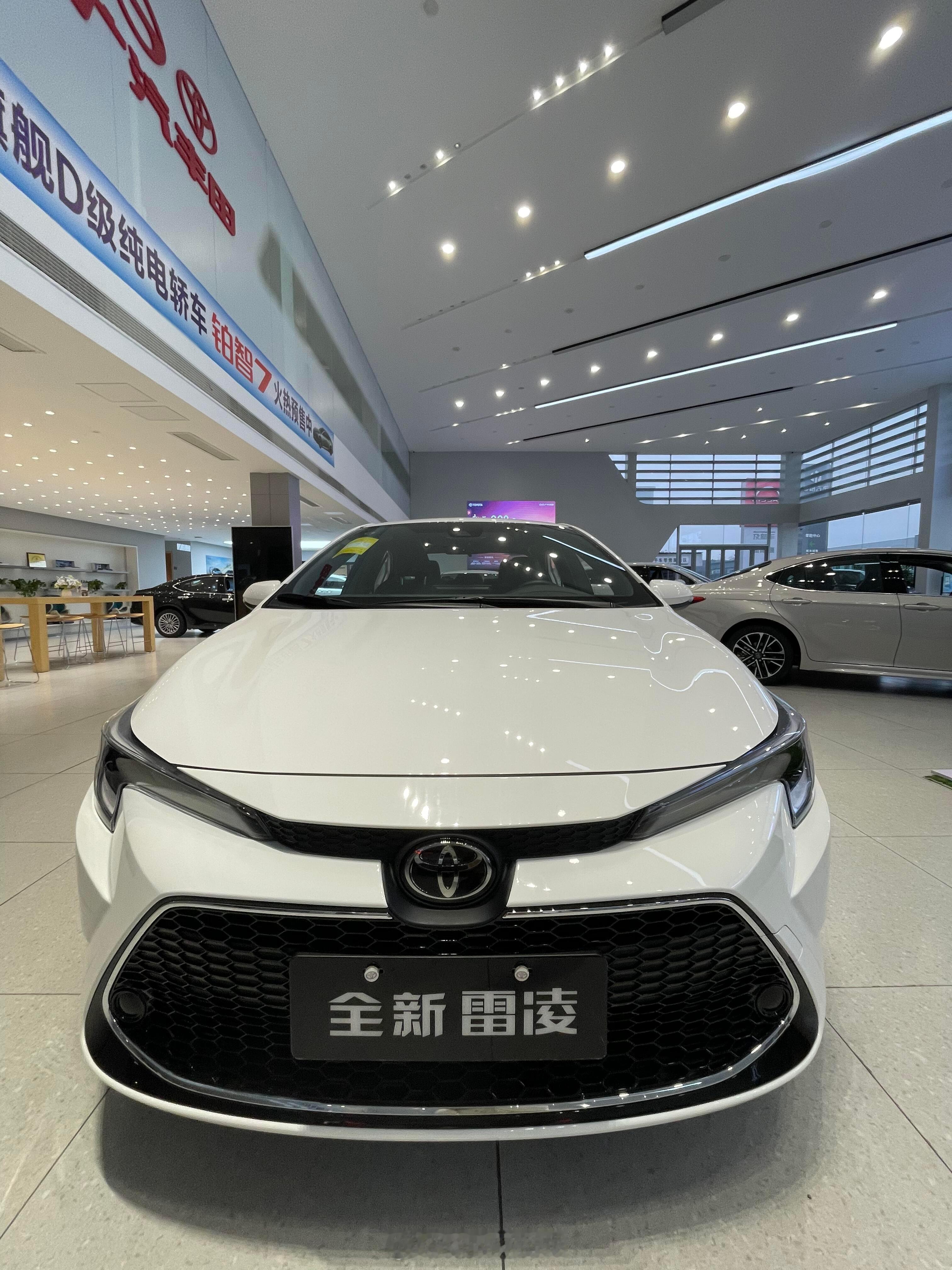 新款加长了轴距，后排空间真的变大了好多，标配L2辅助驾驶，油耗还是4升多，省心家