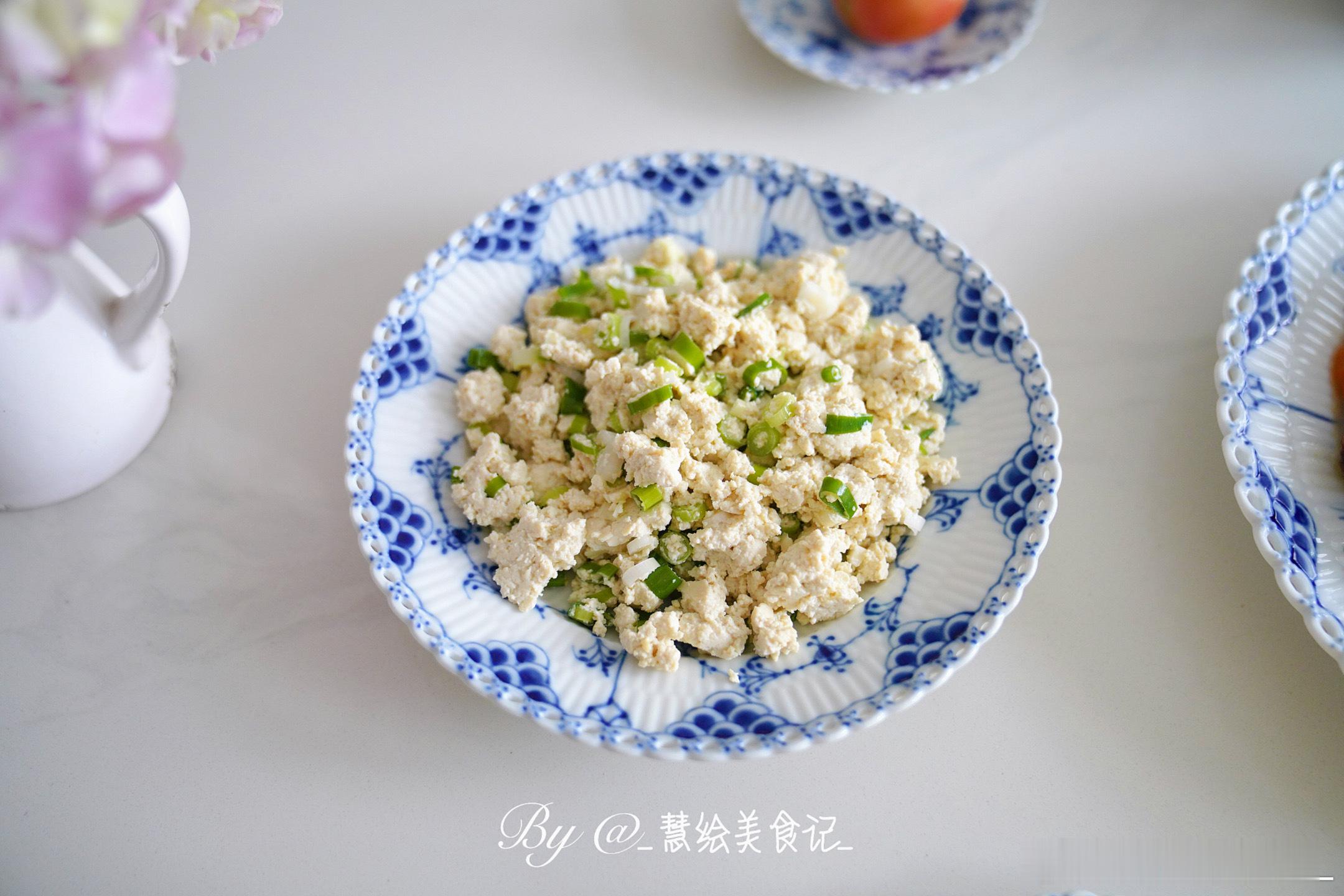 周五啦早午餐萝卜豆腐炖牛腩、小葱拌豆腐、凉拌黄瓜、玉米面发糕、绿豆粥、酸梅汤、草