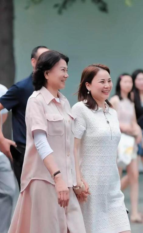 当霸气女总裁在街头遇上要饭的乞丐，没想到女总裁也有一颗柔软的心❤
8月24日，知