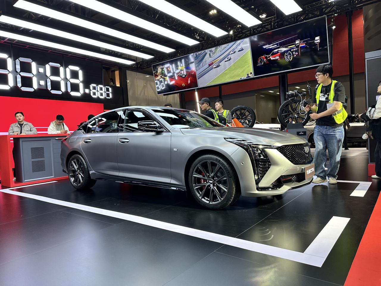 去了一下凯迪拉克广州车展展台，找销售报了一个价格，CT5裸车最低20.69万，C