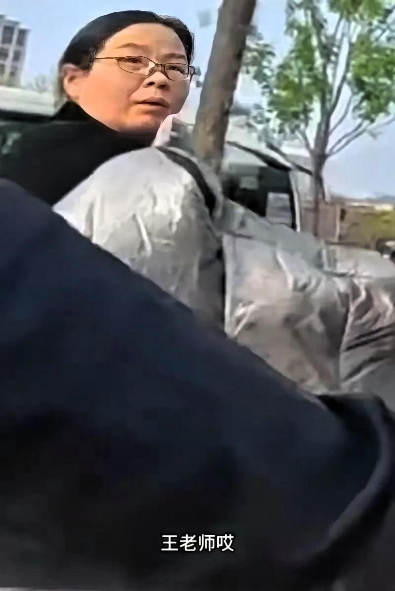 北京，一男生骑车路过母校门口，正好撞见当年的小学班主任骑着电动车往学校赶，他把车