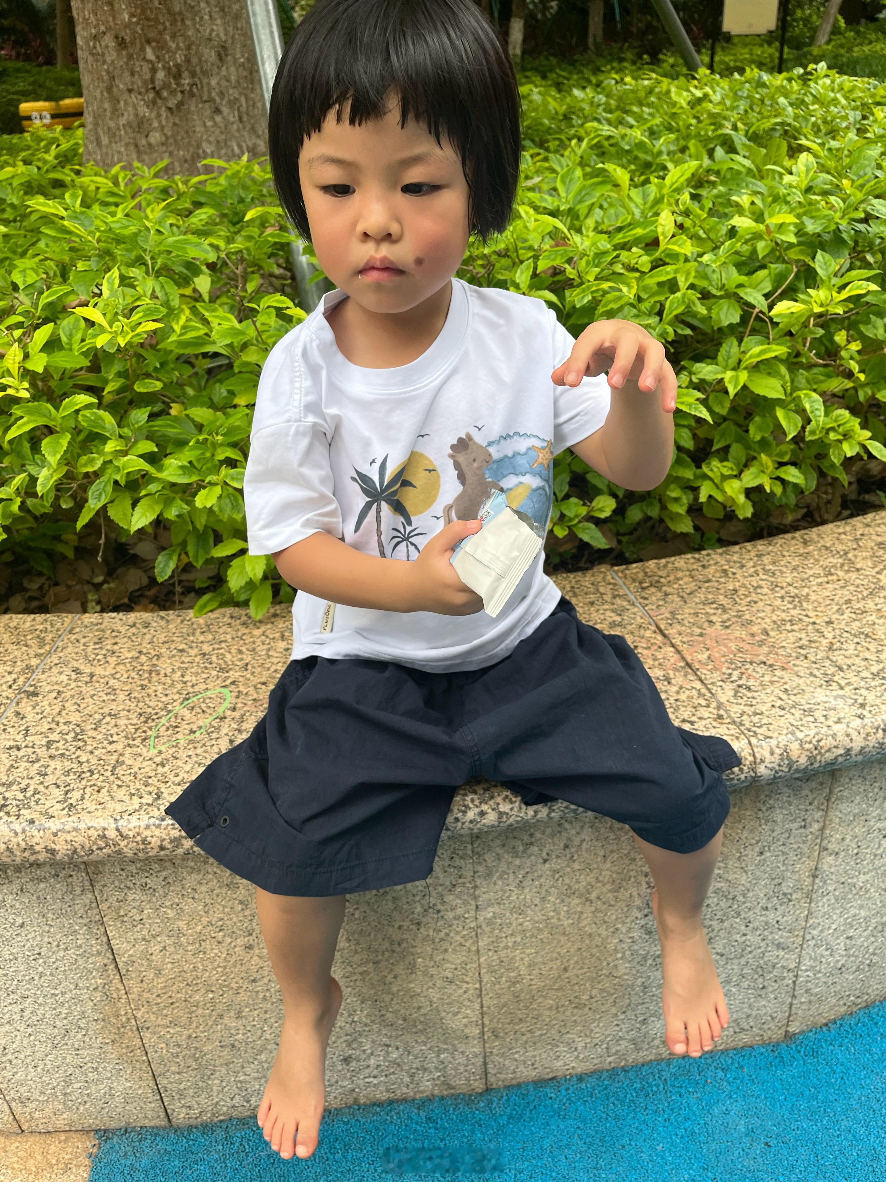 球子正在楼下隔壁小朋友玩儿呢她经常一起玩的那几个小朋友，都去了不同的私立，有的因