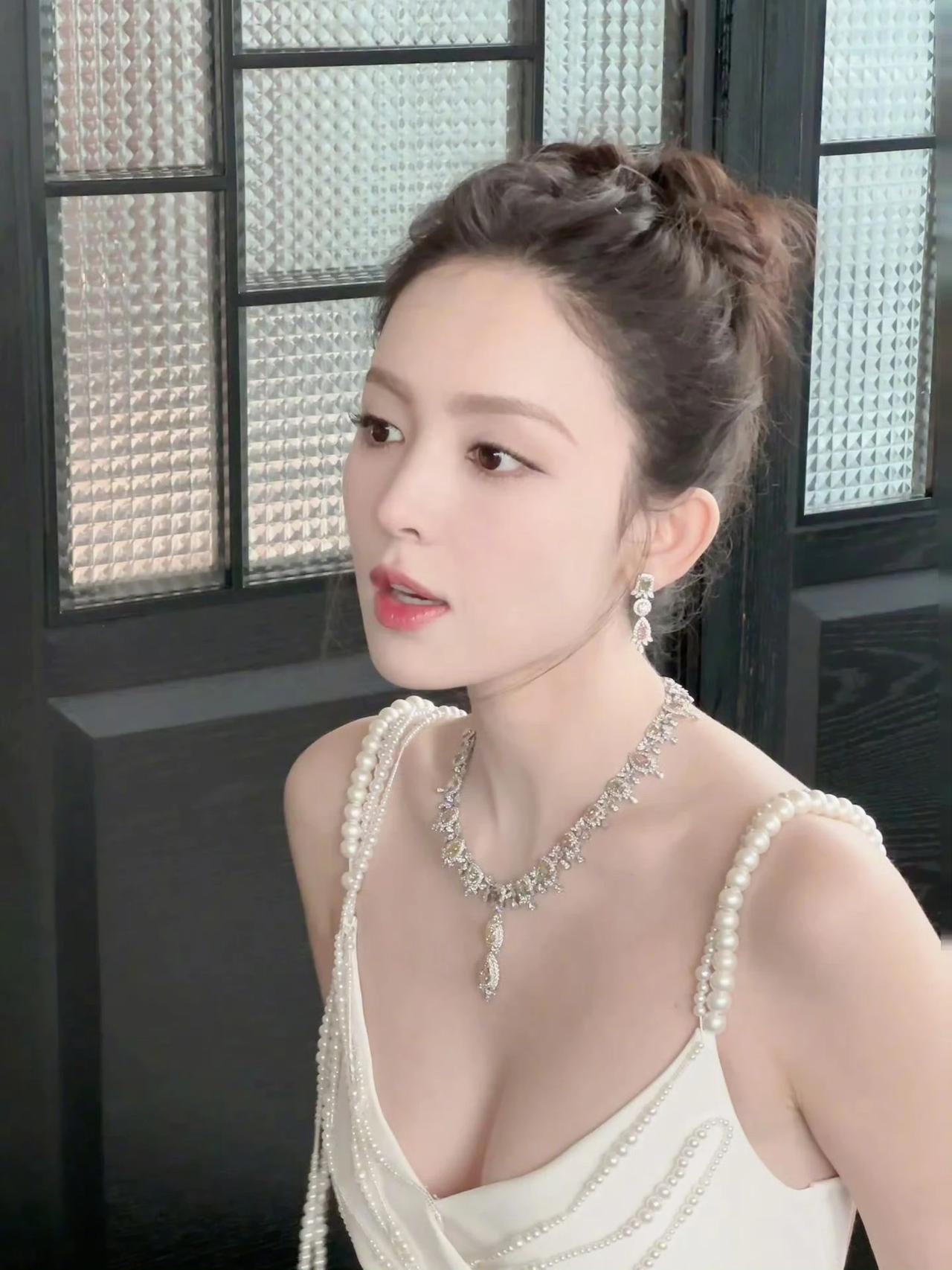 古力娜扎一袭白裙，
很优雅，高级时尚，
气质美女，
皮肤白嫩，
太漂亮了！
 #