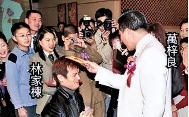 他这一跪，不是认输，是打开了脊椎里的开关。
2007年片场，万梓良的手指突然抵住