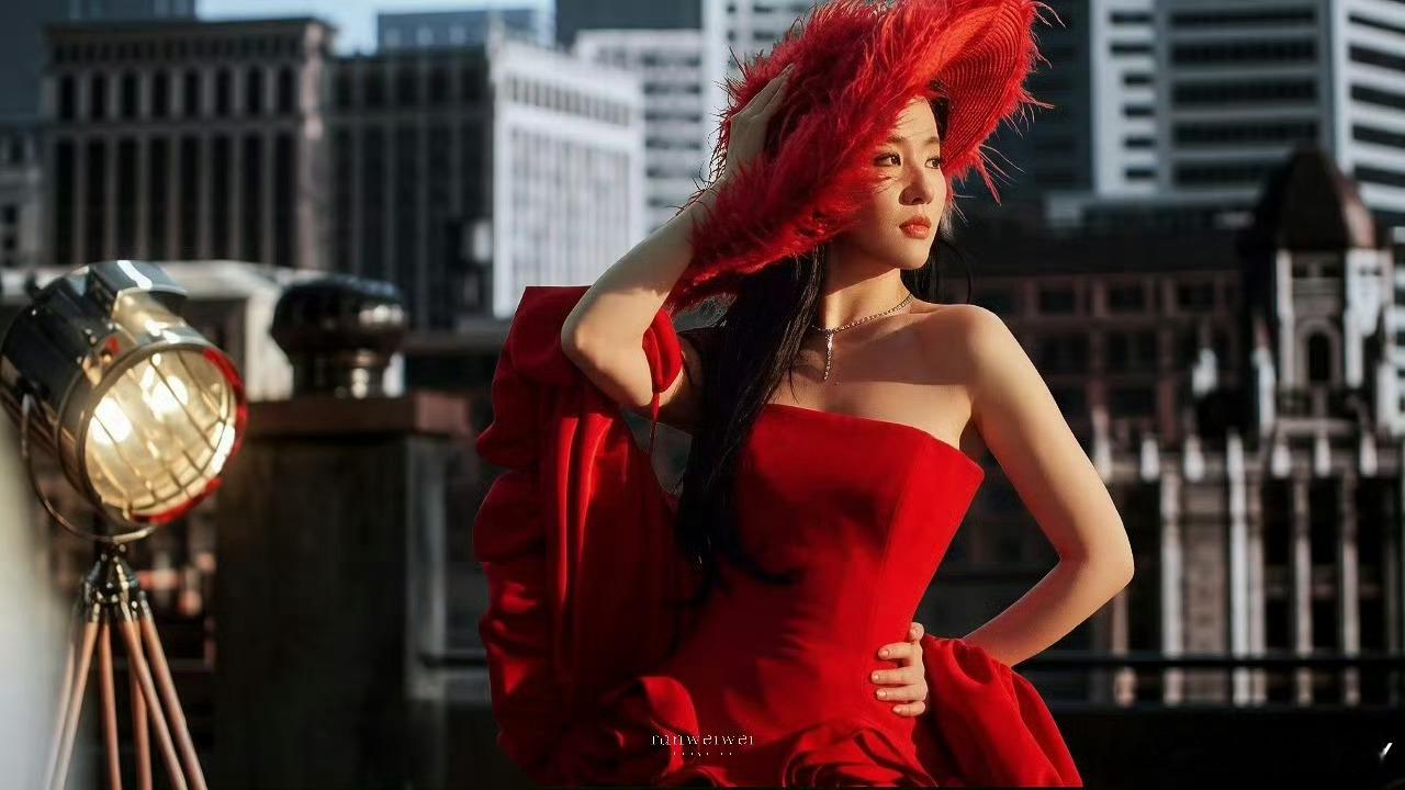 刘亦菲烈焰玫瑰裙诶呦喂~真不愧仙女姐姐啊，又美又飒！你说，明天的智界V9发布会，