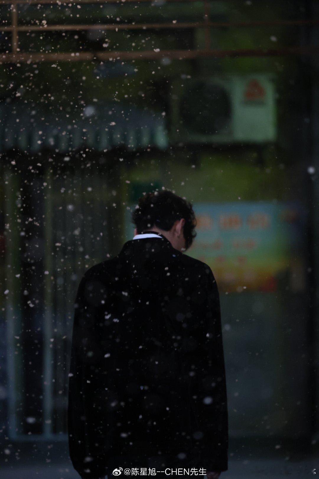 一部剧满足了我所有现偶癖  《轧戏》真的会让人全程姨母笑，看着肖稚宇和胡羞在各种