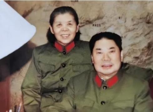 1990年，79岁的杨得志娶了比自己小24岁的石莉，新婚夜，杨老将军动情的握住石