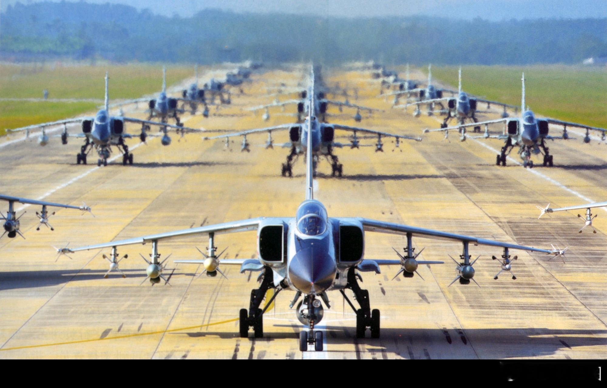 人民海军战鹰（部分转隶前）大象漫步当年飞豹挂弹漫步这个镜头老有名了机型跨越发展，