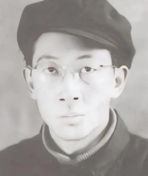 1950年，大汉奸张景惠走进战犯管理所，却看见同为汉奸的儿子穿着军装站在门口。他