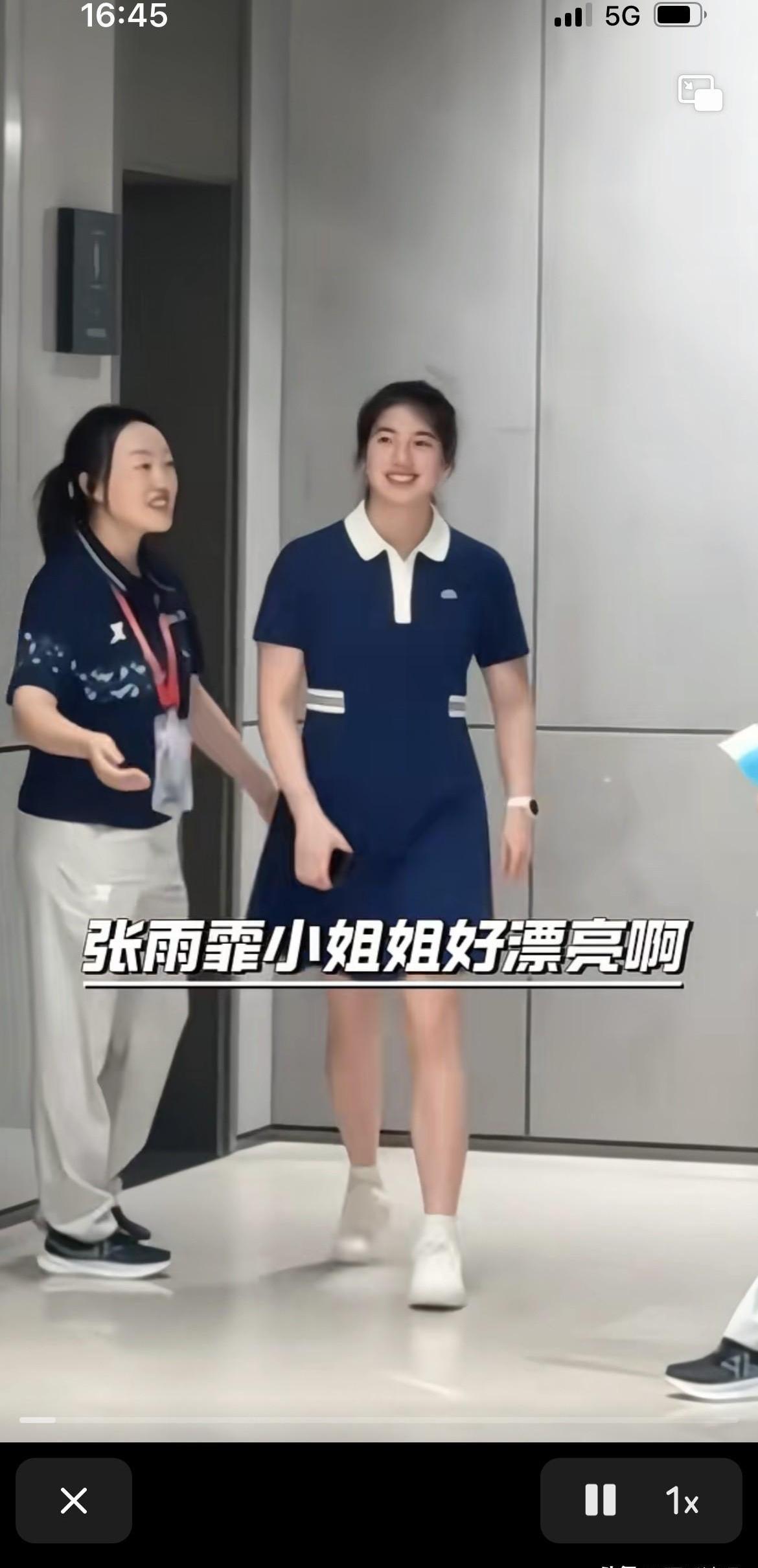 看到张雨霏穿了件学生裙，有人就坐不住了，说她身材魁梧不适合。
这话听着就有点不对