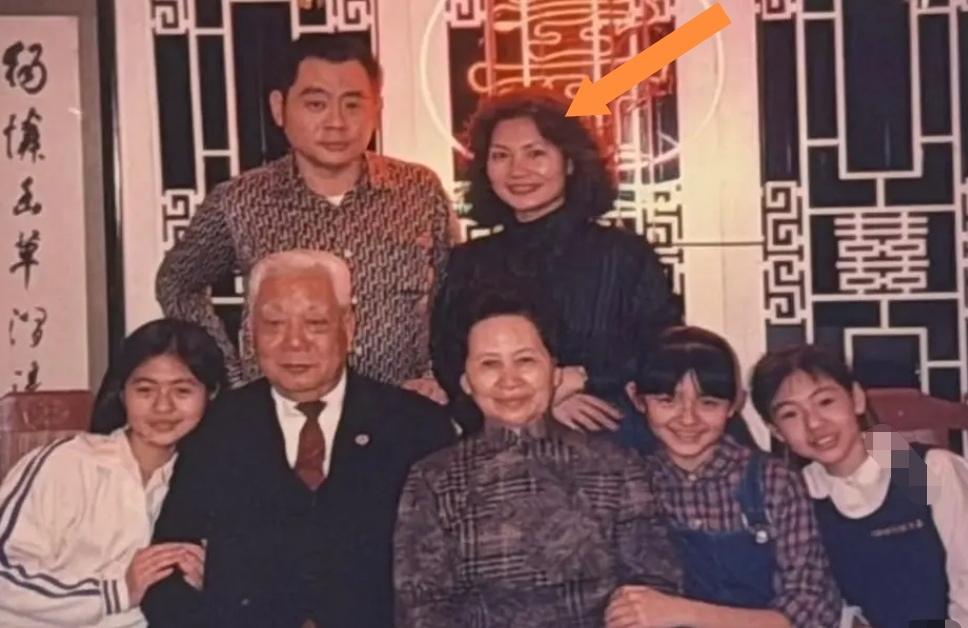 看黄春梅年轻时的旧照，不得不承认她当年容貌格外出众。在大小S尚未出道的少女时期，