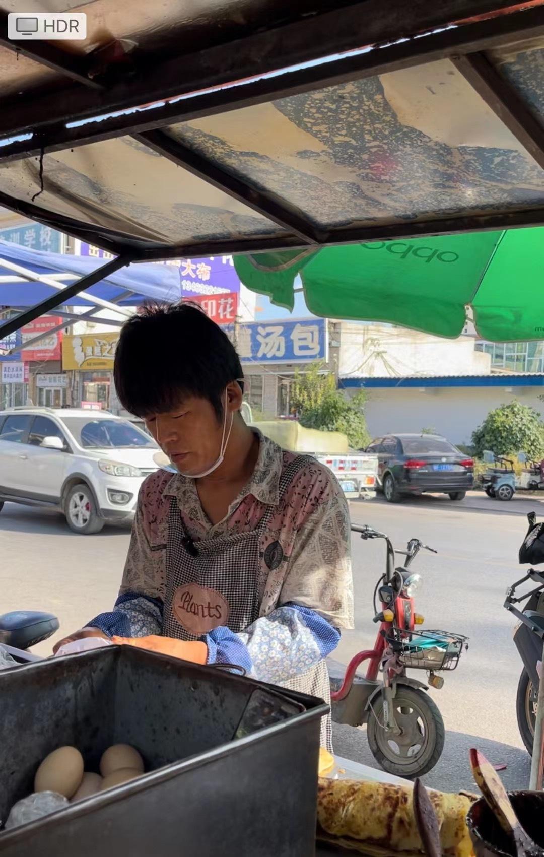 #周饼伦 一边灌饼一边还要接梗# 之前媳妇专门坐高铁去买这个饼（图个乐呵），有一