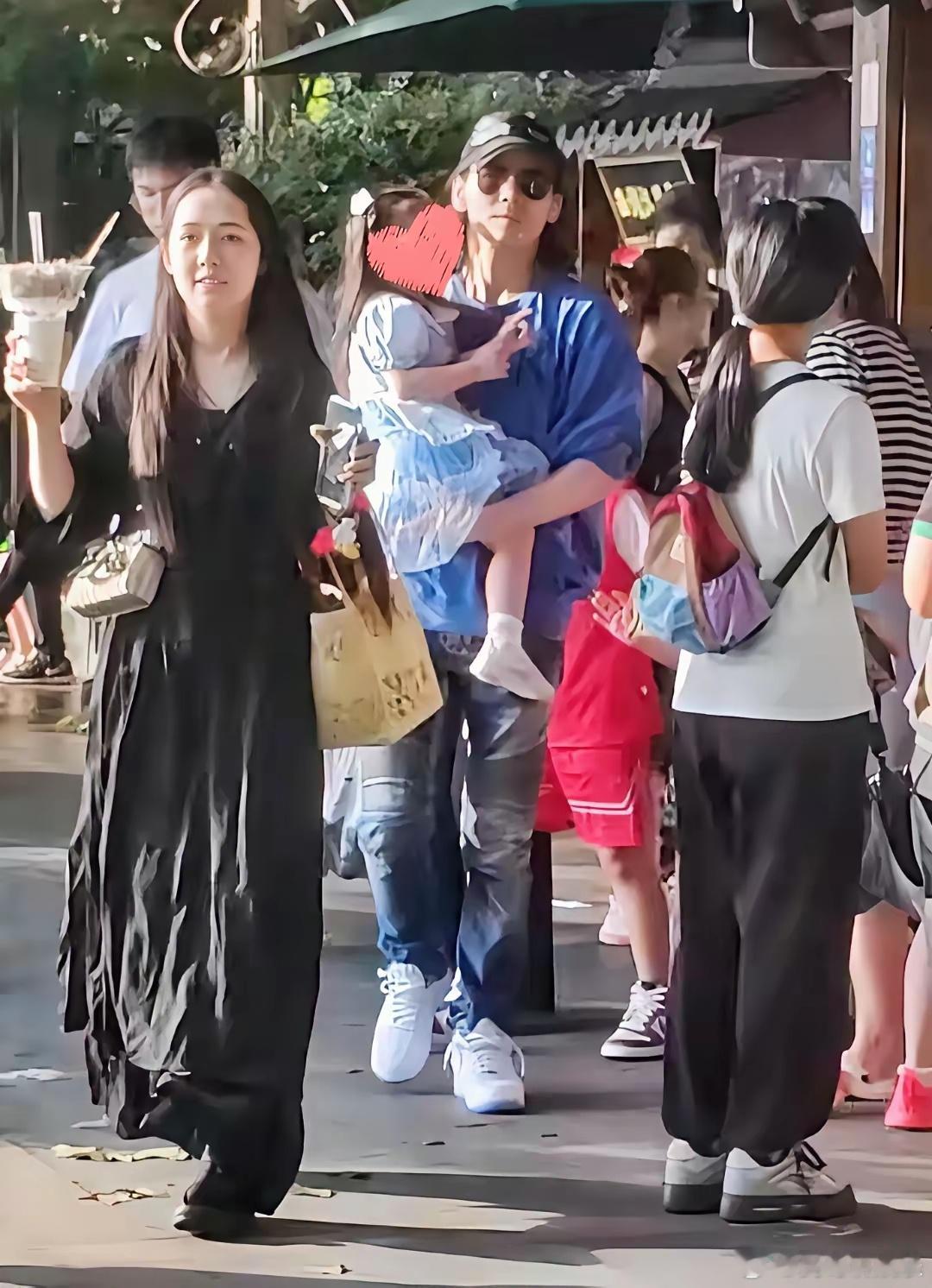 这郭碧婷是一点偶像包袱都没有啊，私下出街完全素颜，不管是在杭州西湖还是在新加坡，