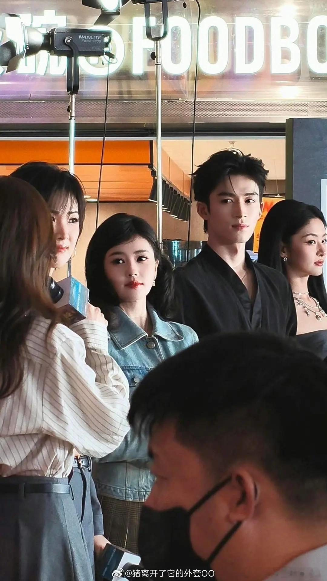 赵晴个子挺高但这个脸感觉成不了，也不是不好看但看脸攻击性太强了，还是白鹿更柔和一