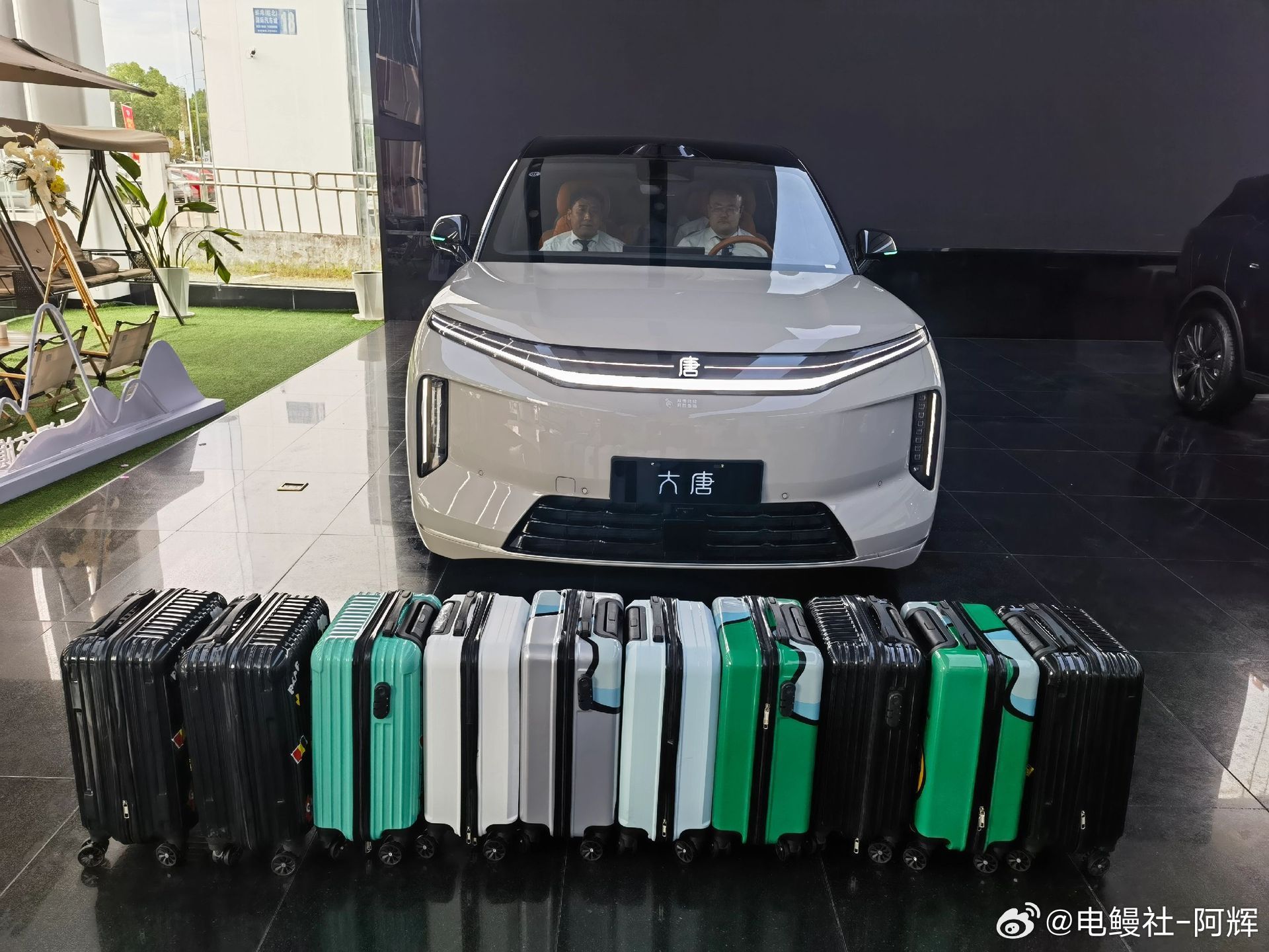 小米澎程后备箱可以放7个20寸旅行箱，表现确实不错，如果雷总搞个纯电就有超大前备