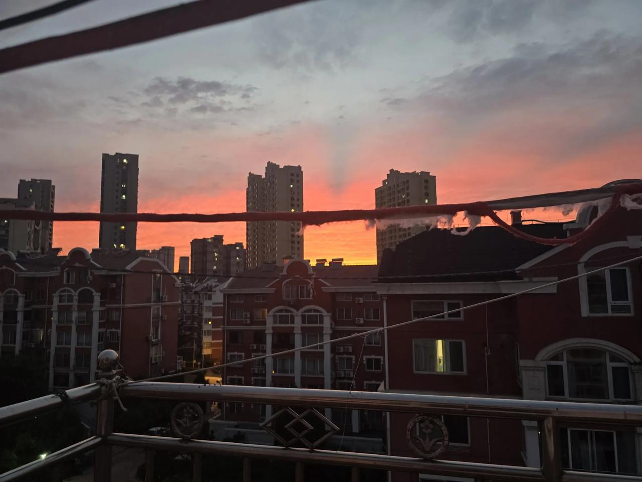 王铎：满天红，明日有雨。
朋友们，青岛的谚语说，满天红，明日有雨。不知道准不准确