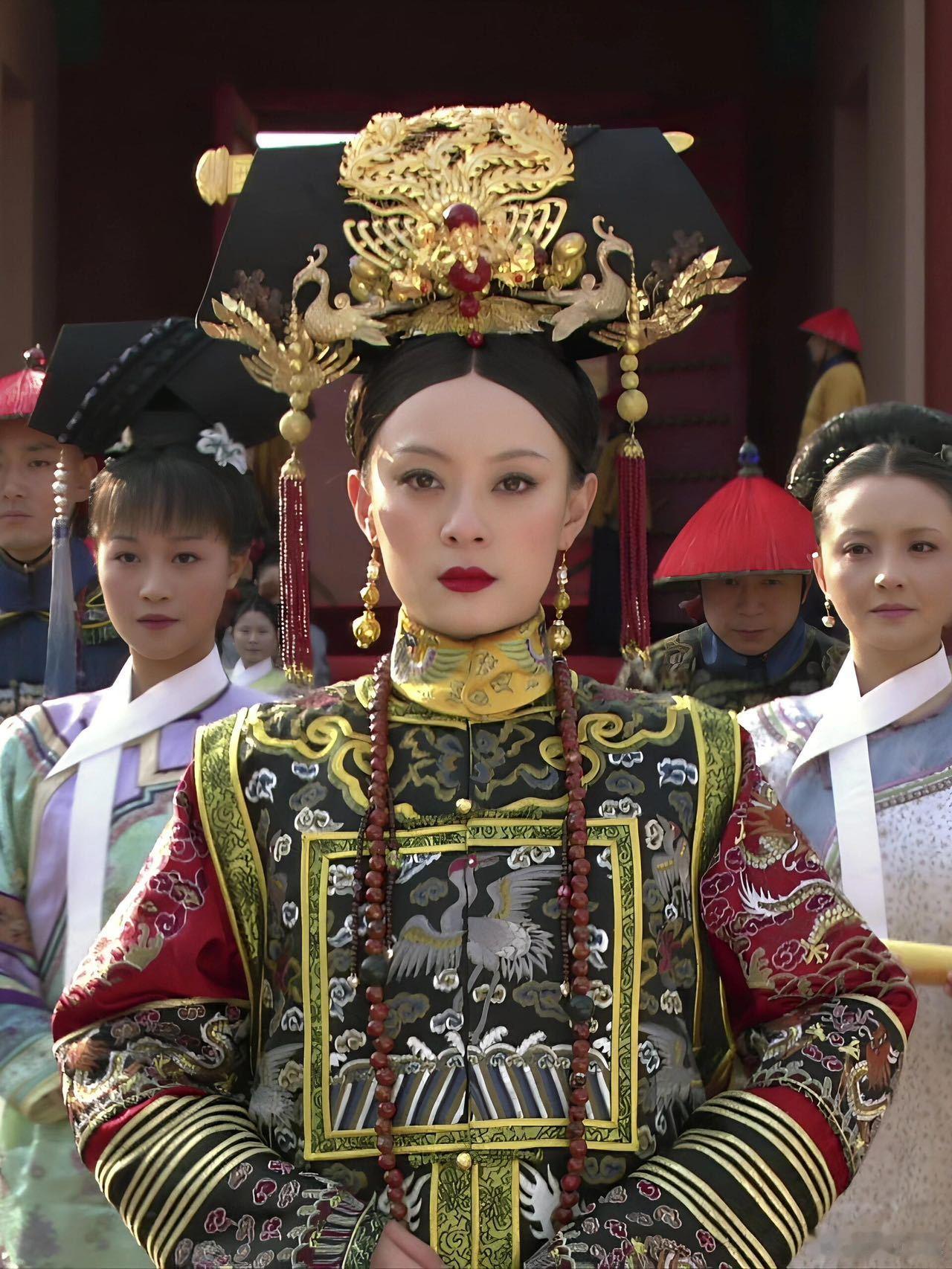 红是甄嬛严选的事业色 2025年再刷《甄嬛传》，还是会被红袍回宫的甄嬛狠狠惊艳！