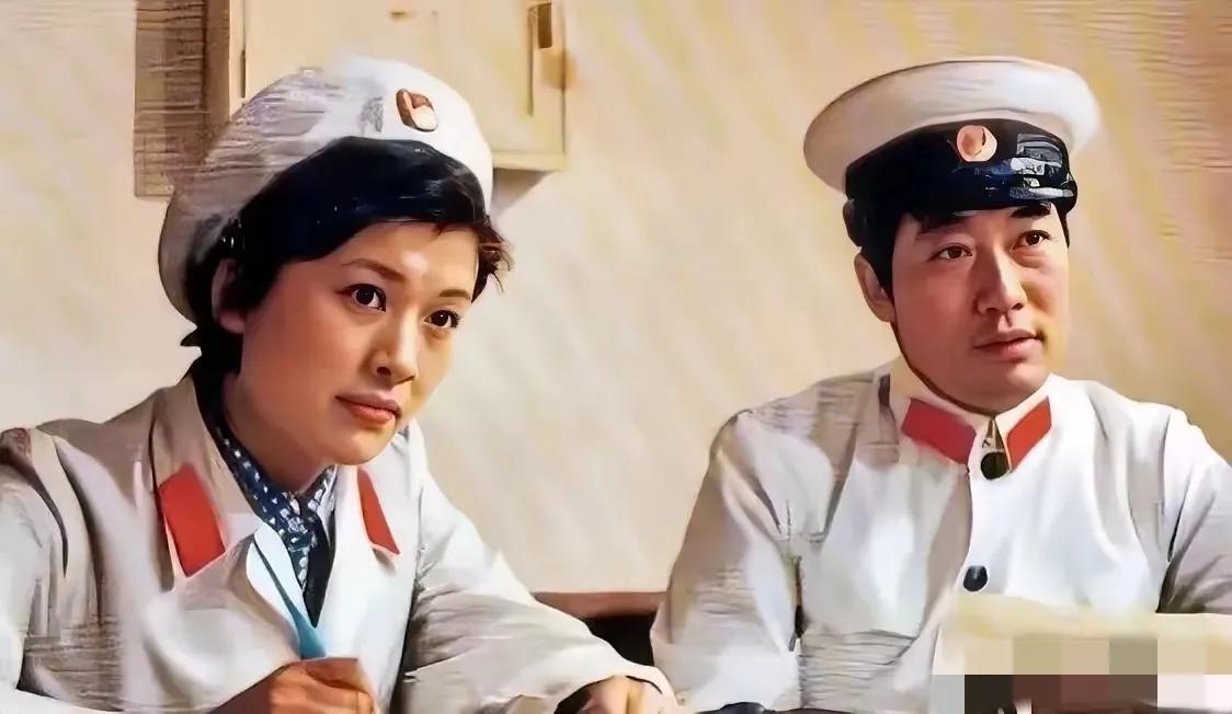 这款警服应该是最有中国特色的警服了吧，除了颜色和帽徽不一样外，其他与65式军服基
