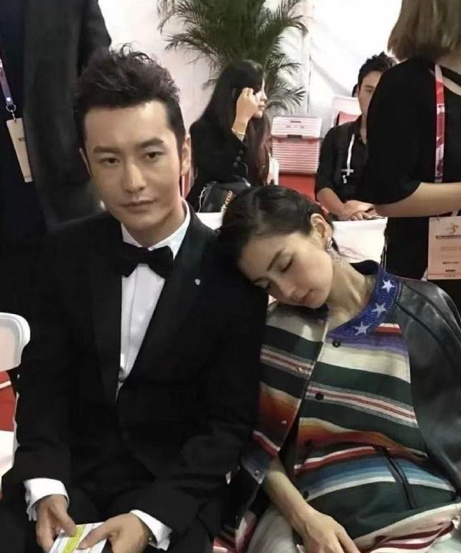 这是baby怀孕期间的一张照片，当时夫妻俩一起出席活动， 