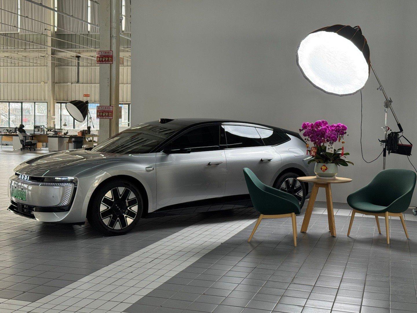 每年最后一个任务，都是洗干净车，贴好窗帘。今年搬到新亭口片场 任务更重了一些。洗