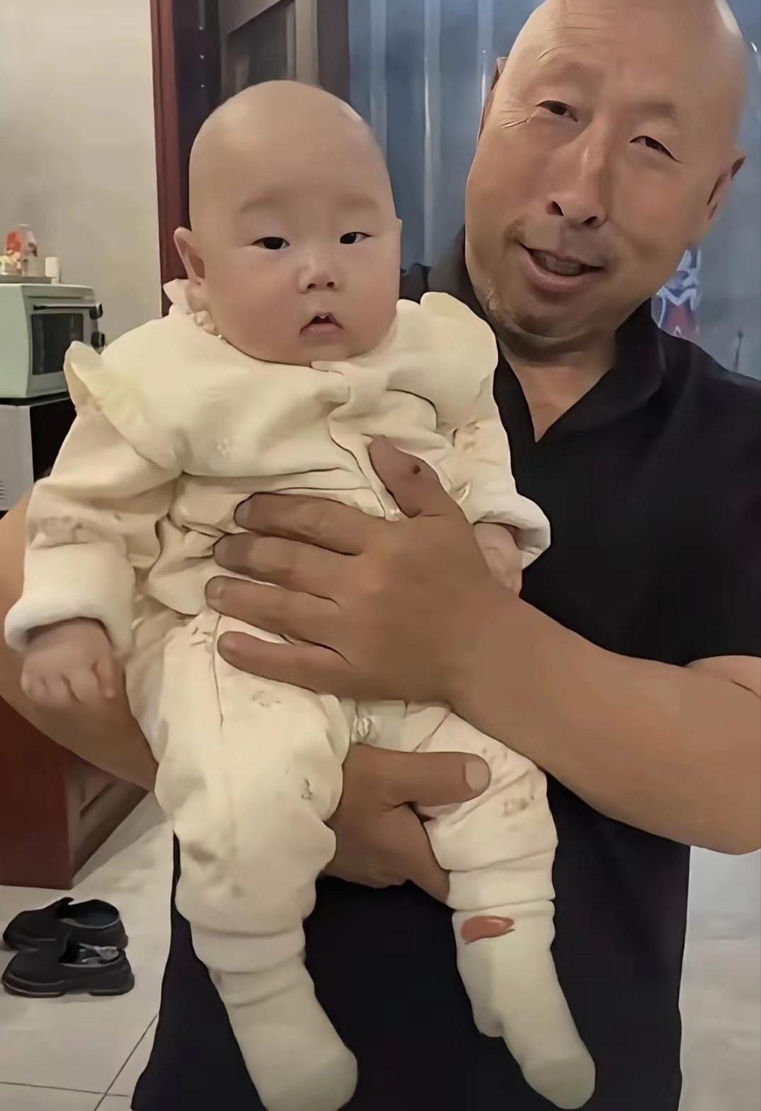 我笑死了，朋友说自己生了个公公，都不好意思喂奶了
妈呀，为什么可以这样像，不要说