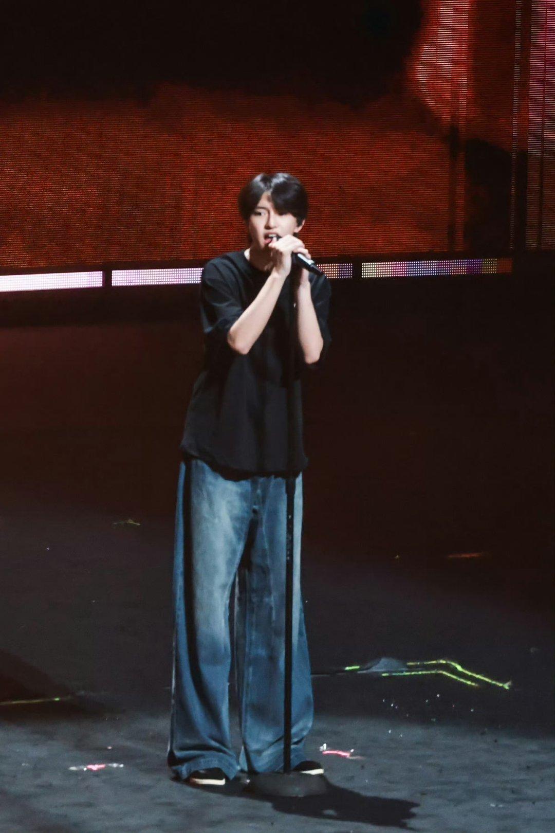 穆祉丞局部宇宙演唱会彩排生图 🈶沉浸彩排打磨舞台，一身少年意气，静待属于我们的