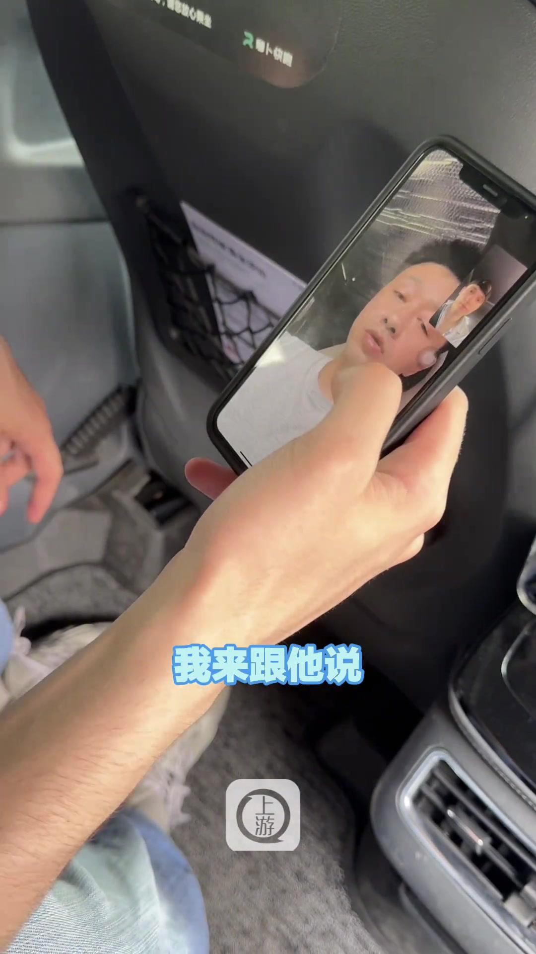 兄弟们，我又被无人车逗乐了！这次是一群歪果仁，他们坐在车里体验自动驾驶，一脸难以