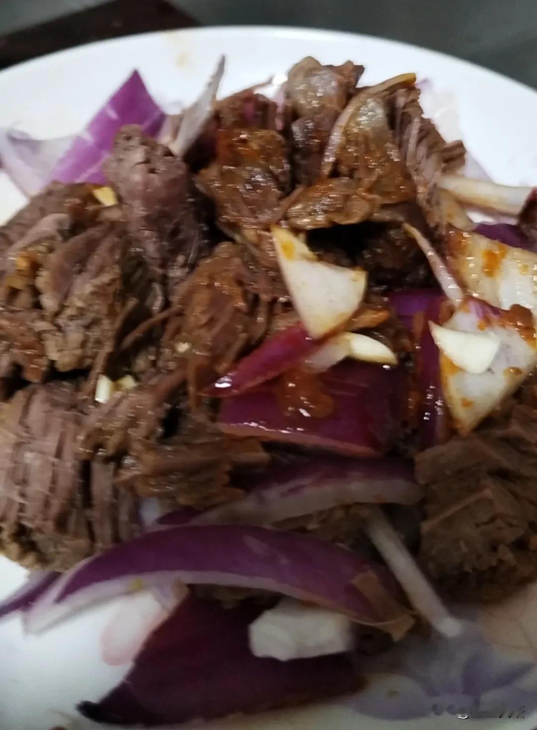 今天炖了一锅清汤牛肉，只放了两千老姜，其它就是清水，煮了2小时，肉炖的软软的，肥