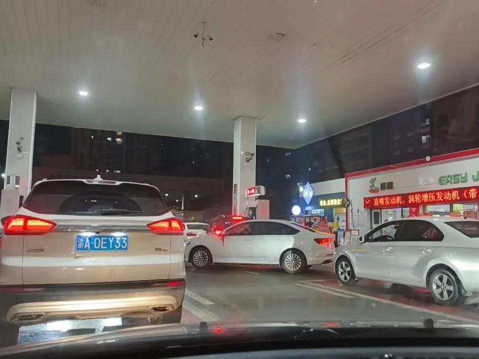 现在重庆某个加油站，真是逼着换电车呀？排轮子，排轮子！