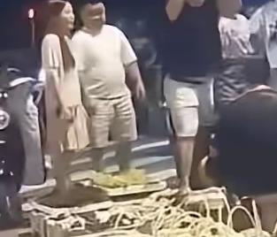 这个就是买西瓜的范某明他穿着短裤。半截短袖，一身白色。长得矮胖胖的，一脸横肉。心
