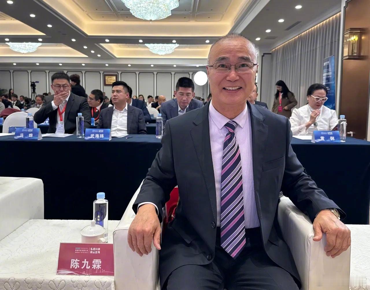 【中国芯片要换道领跑了？】昨天，出席首都侨智大会，现场被两位科学家的分享狠狠圈粉