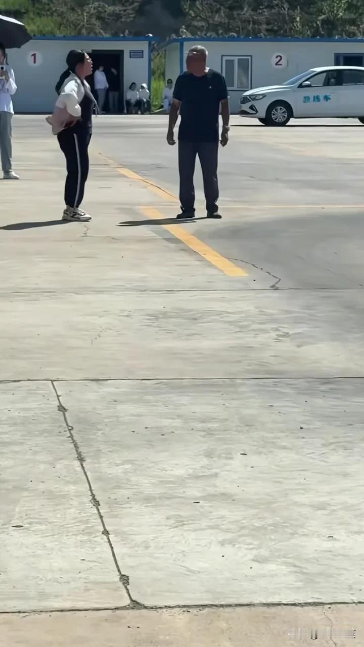 “仙女病”又犯了！一女孩学车，不听教练指挥，爷爷带她回家：“走，回家，不学了！”