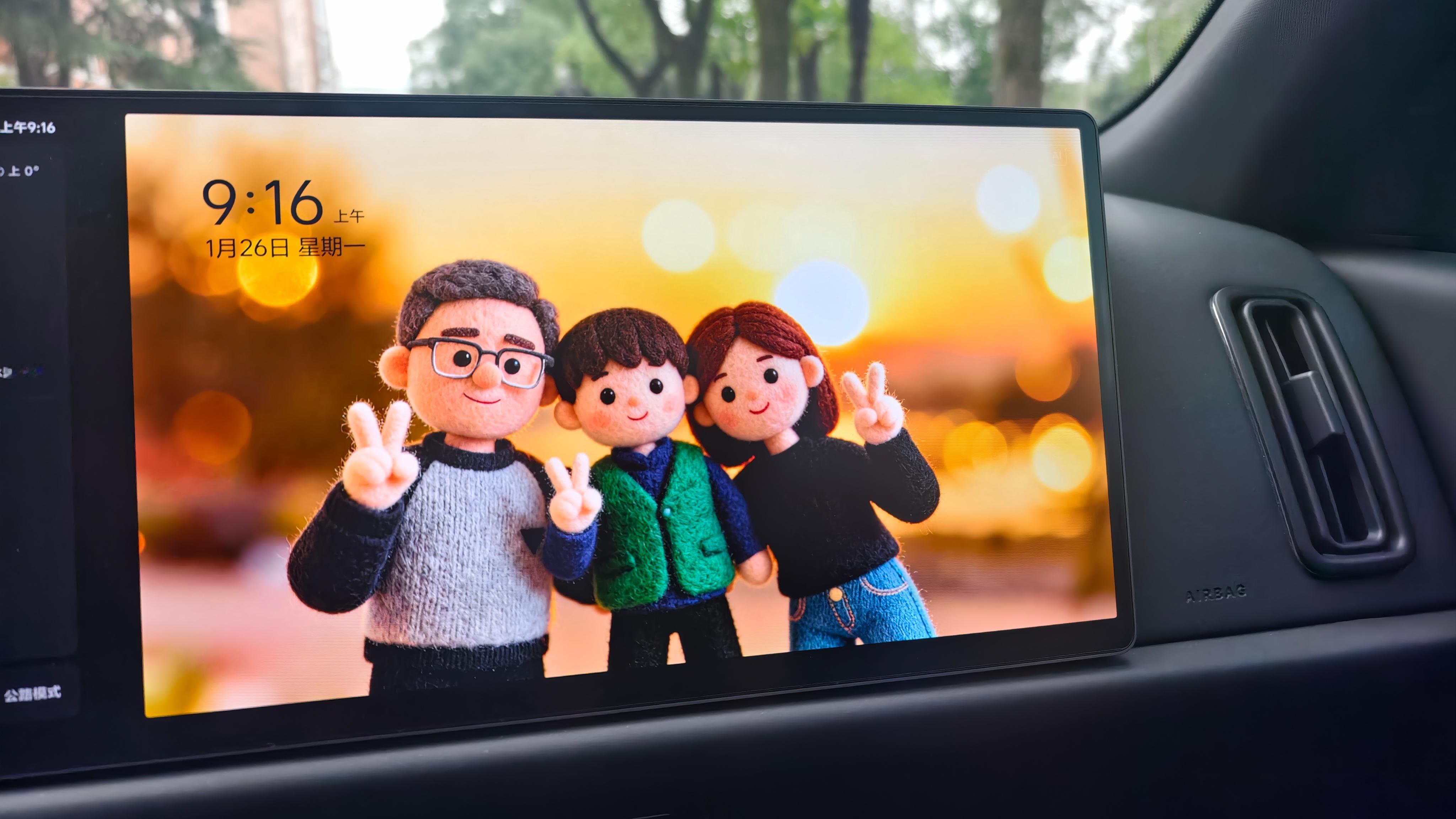 理想8.2的艺术相框，真的是有点东西。 - 只需要上传几个人的正脸头像 - 只需