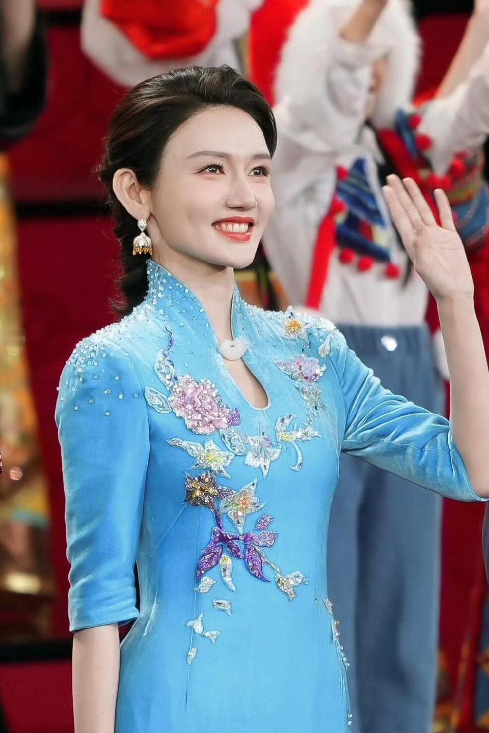 龙洋好稳龙洋好像是现在春晚女主持里的一针强心剂，主持得沉稳大气，妆造也超漂亮，笑