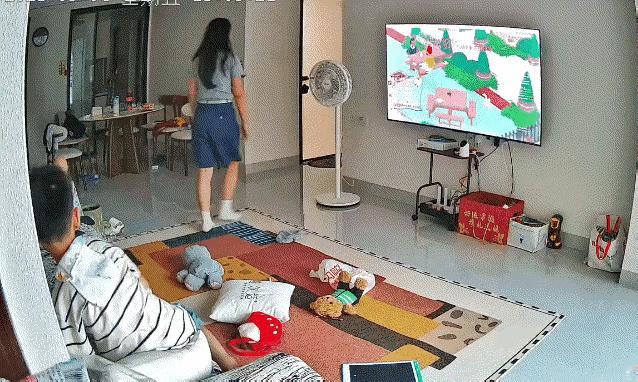 弟弟为了检验家里电视📺质量，拿充电器砸向屏幕，结果屏幕坏了，证明电视屏幕质量太