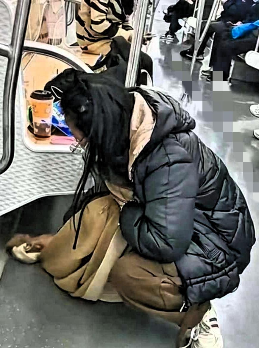 谁能想到啊！一条价值几千块的结婚羊绒围巾，居然让地铁公司连夜改了清洁规矩？
 