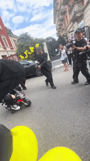 檀健次个子再高点还真骑不了这玩具摩托车，很酷很潮，还有点小可爱。他还一本正经的让