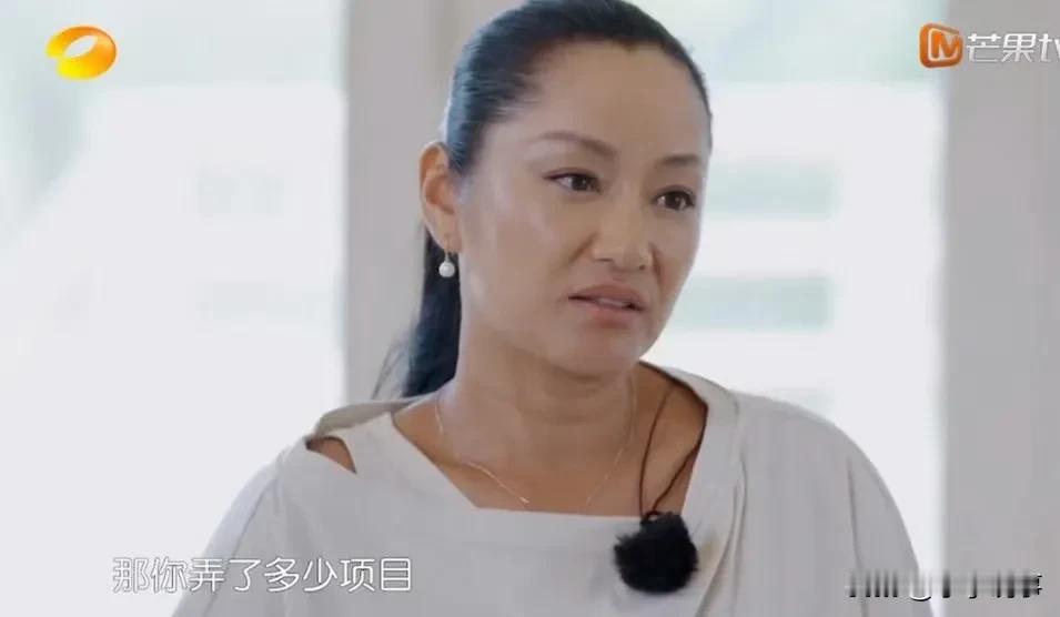 好心机彻底翻车！黄晓明想卖惨求夸年轻，被瞿颖当众怼到无言以对。
 
明明心里等着