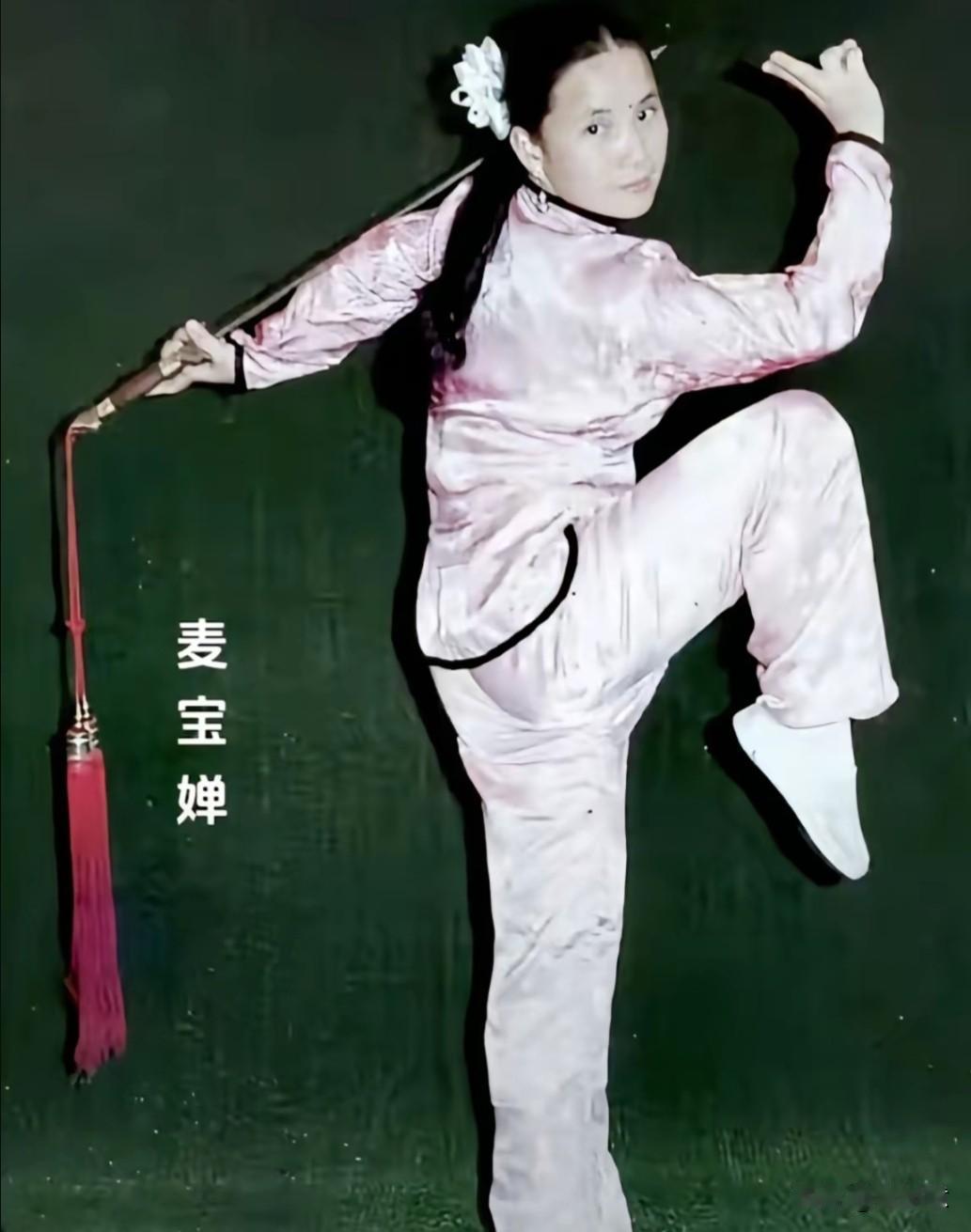 我真是孤陋寡闻，才知道麦宝婵竟是甄子丹的妈妈，麦宝婵1942 年出生于广东台山，