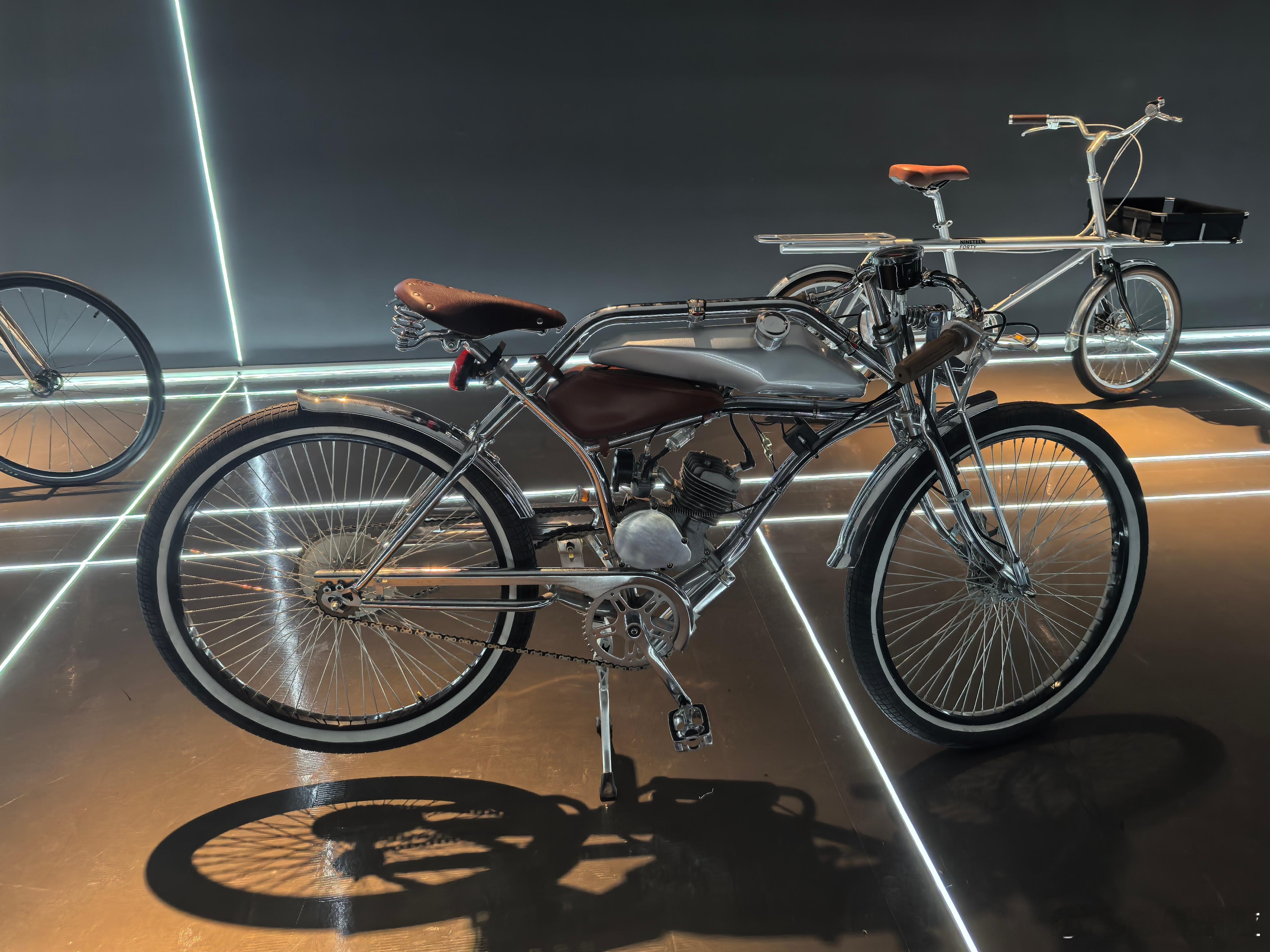 在自行车展区看到了一个有意思的东西，Moto bicycle，可以把它理解为摩托