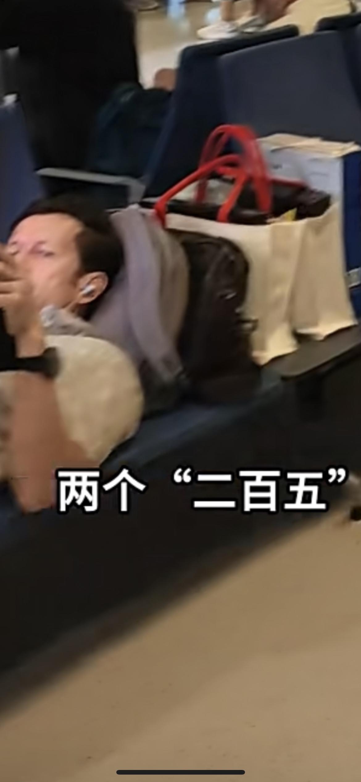 10月16日，上海虹桥机场候机室，两名外国人占了6个位置脱鞋躺在座位上，视频发布