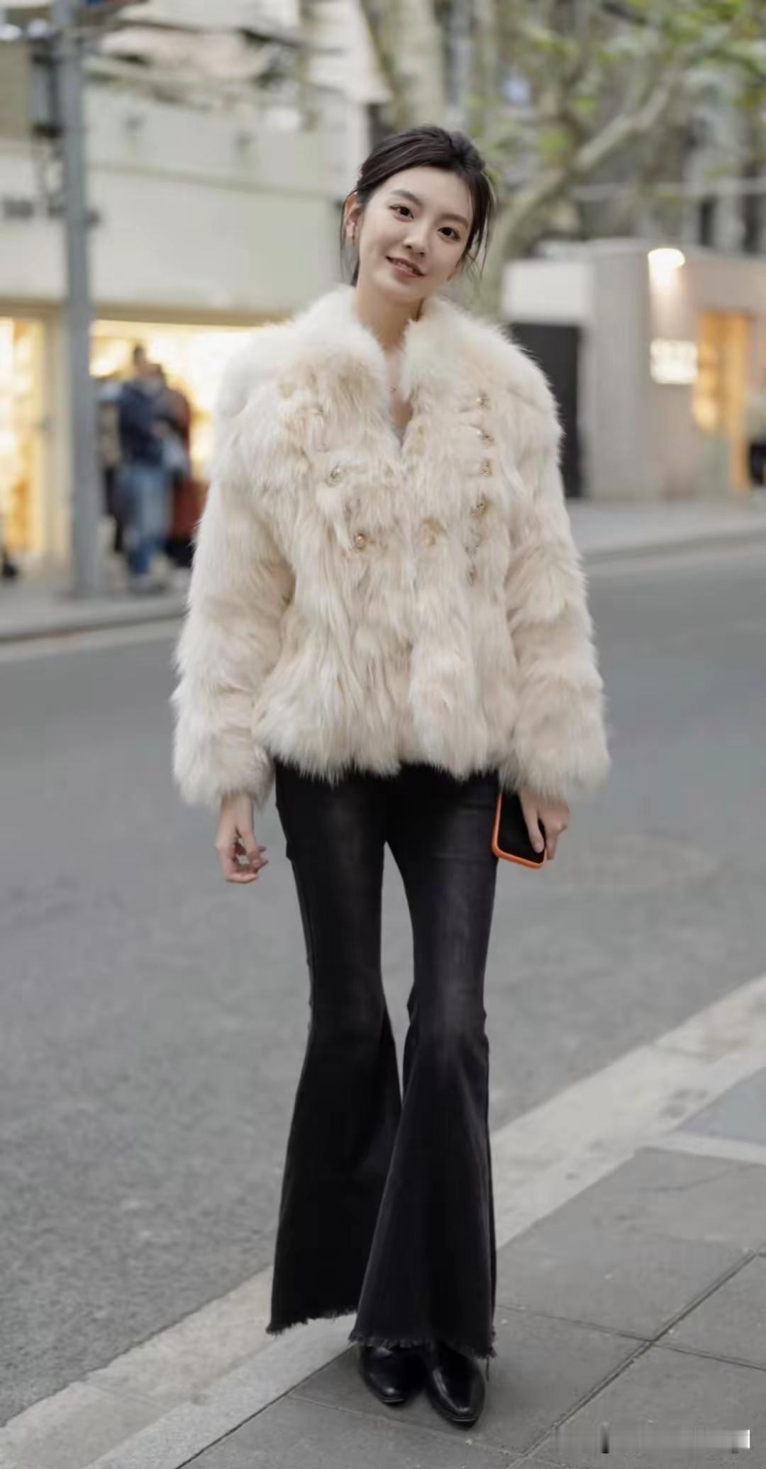 对联
上联：喇叭裤；
下联：[作揖][作揖][作揖]。